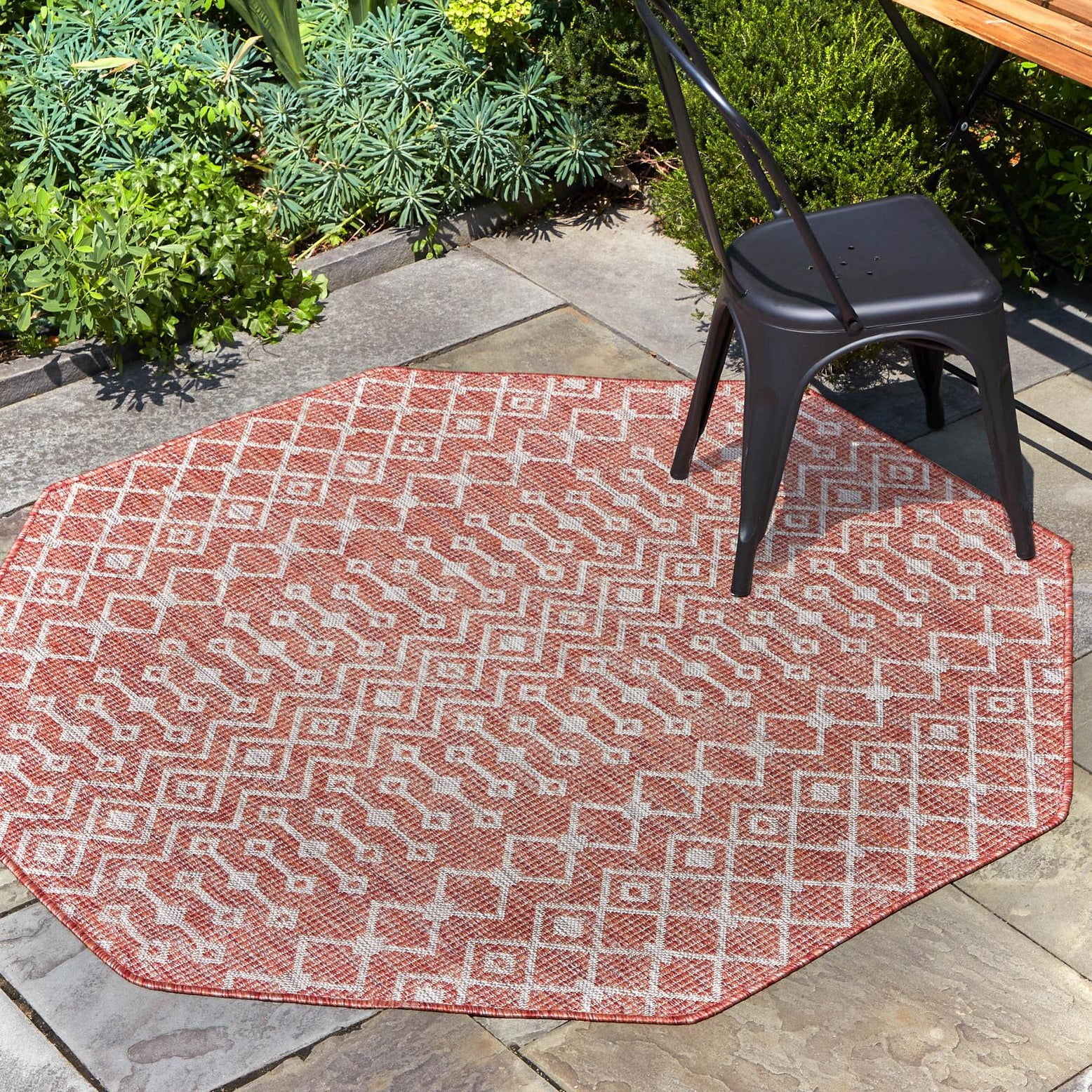 Rustic Trellis Octagon Outdoor Rug in Rust Red, Easy Care 7' 10"