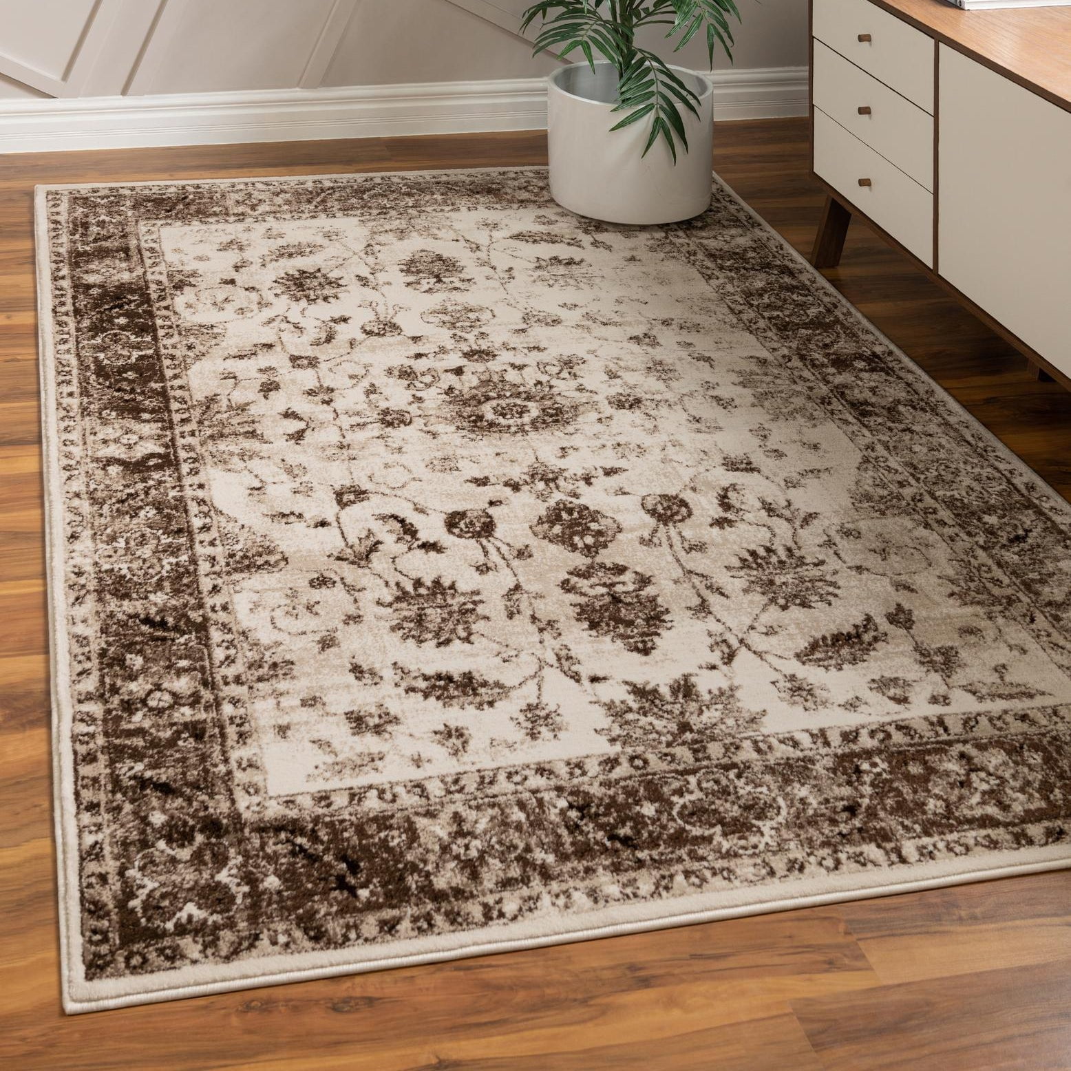Ivory Floral 4' x 6' Stain-resistant Synthetic Rug