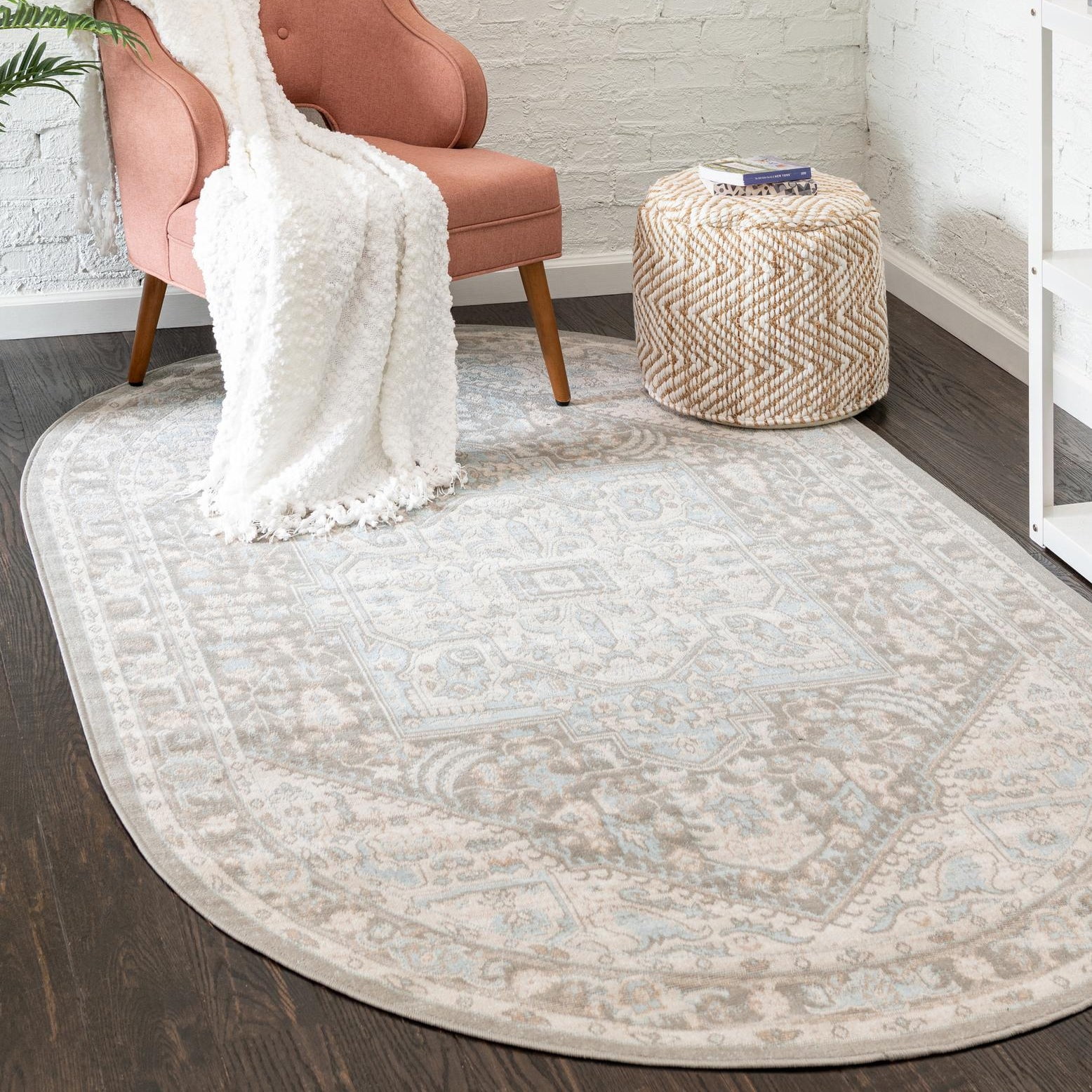 Serene Cottage Cloud Gray Oval Medallion Synthetic Rug