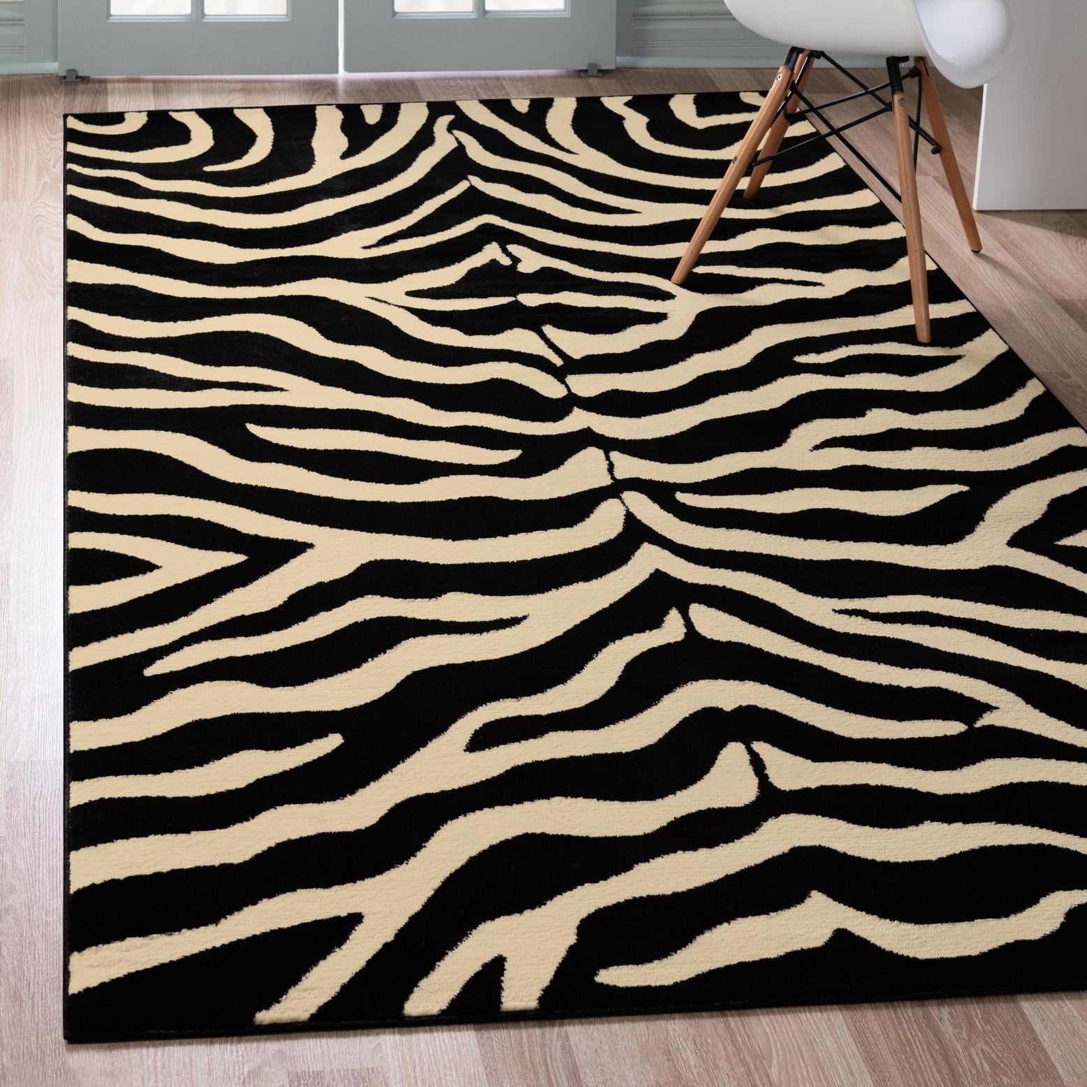 Savannah Safari 3'3" x 5'3" Black and Ivory Synthetic Area Rug