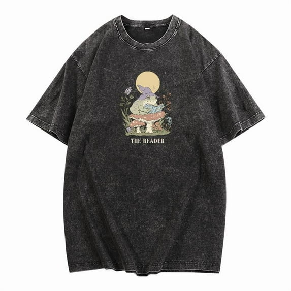 Unisex Washed Black "The Reader" Frog Witch Graphic Tee S-5XL, Whimsical Printed T-Shirt Top for Book Lovers & Fantasy Enthusiasts, Casual Graphic Tees Tops