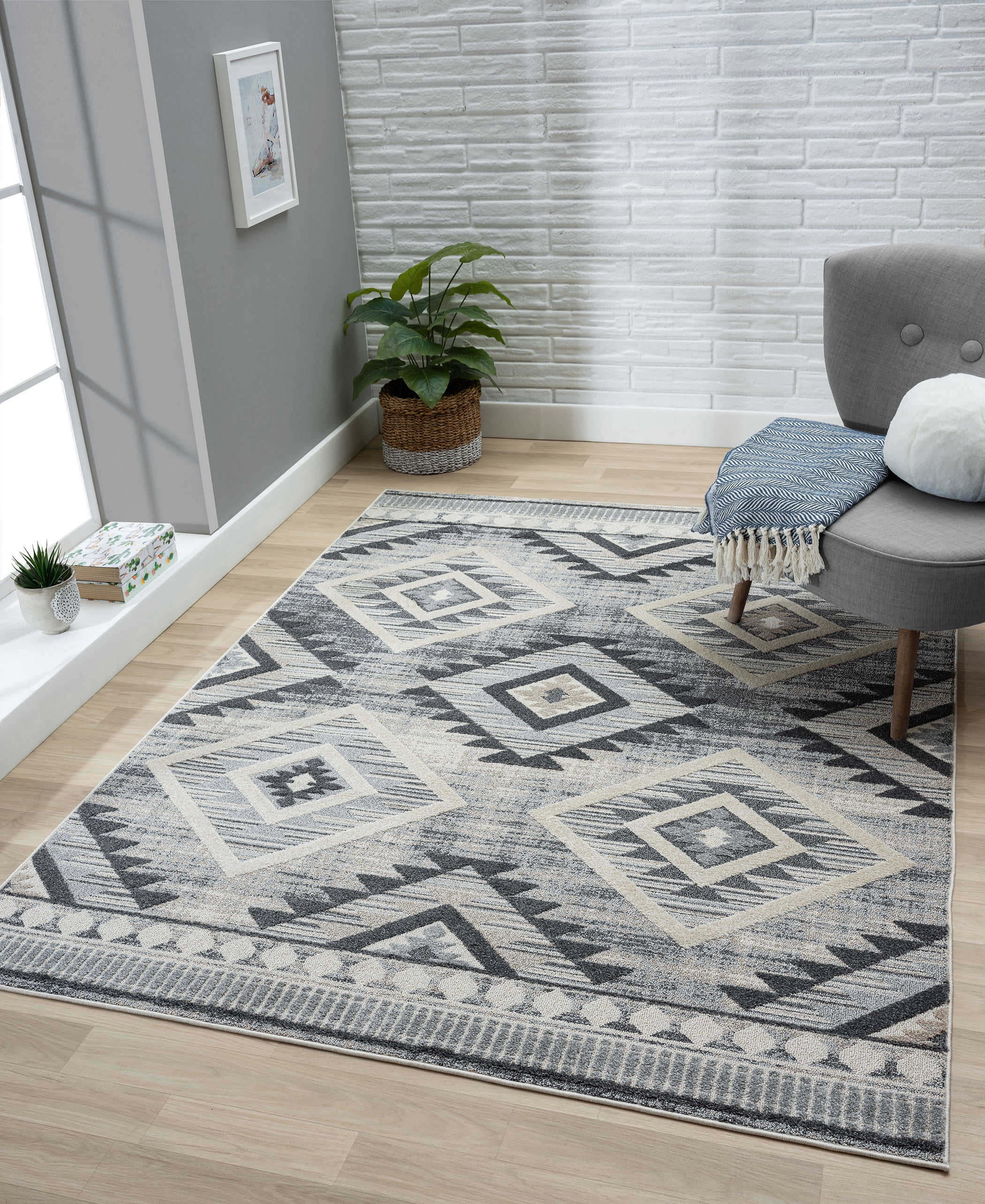 United Weavers of America Contemporary/Transitional Geometric Runner Rug, 2' 7" x 7' 2"