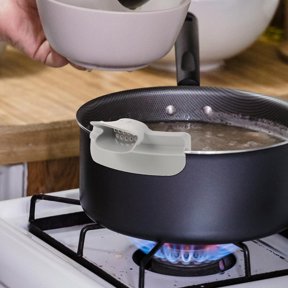 Uonlytech 2Pcs Spillproof Pot Edge Pouring Funnel with Clip on Strainer for Kitchen Use and Liquid Transfer