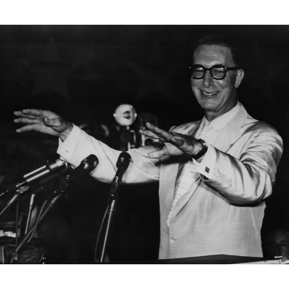 Us Elections. Us Senator Estes Kefauver Accepting The Democratic Party Nomination For Vice President At The Democratic
