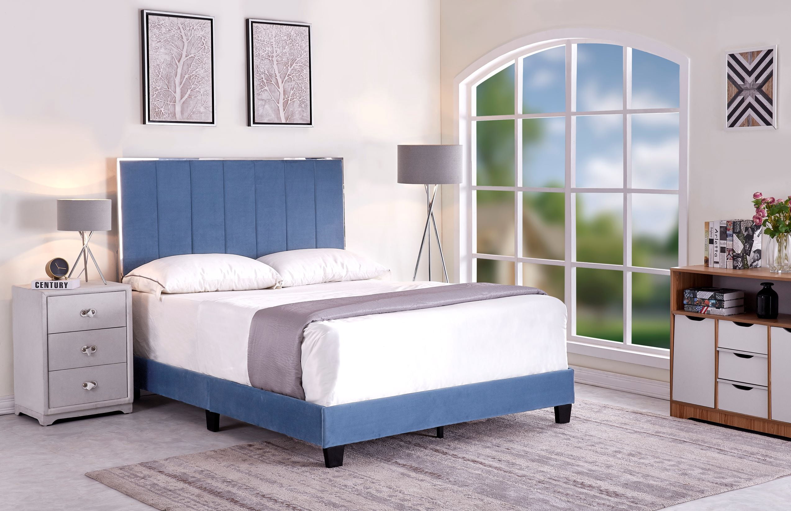 Uspridefurniture Aayush Upholstered Standard velvet Queen size Bed