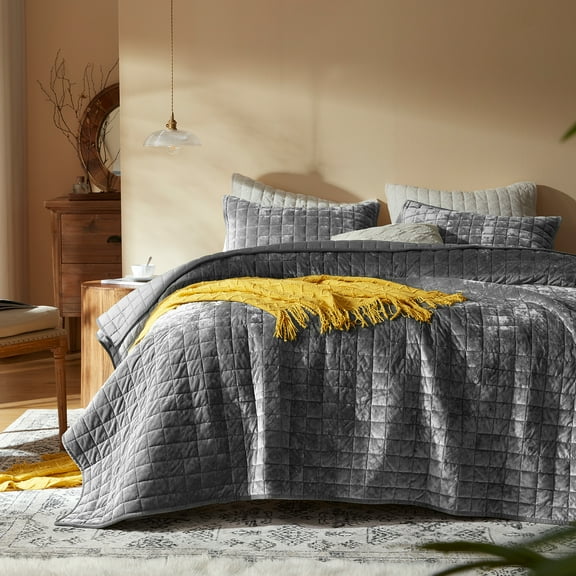 Velvet Quilt California King-118''x106'', Lightweight Gray Velvet Comforter Set with 2 Pillow Shams, Soft Oversized Bedspread Coverlet Quilted Bedding Set for All Season