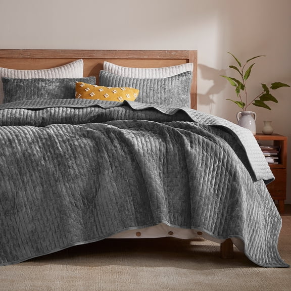 Velvet Quilt California King-118''x106'', Lightweight Gray Velvet Comforter Set with 2 Pillow Shams, Soft Oversized Cross Stitch Bedspread Coverlet Quilted Bedding Set for All Season