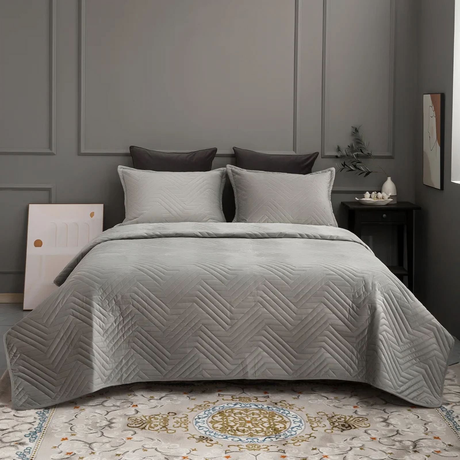 Velvet Quilted Bedspread on the Bed Quilting Mattress Topper Double