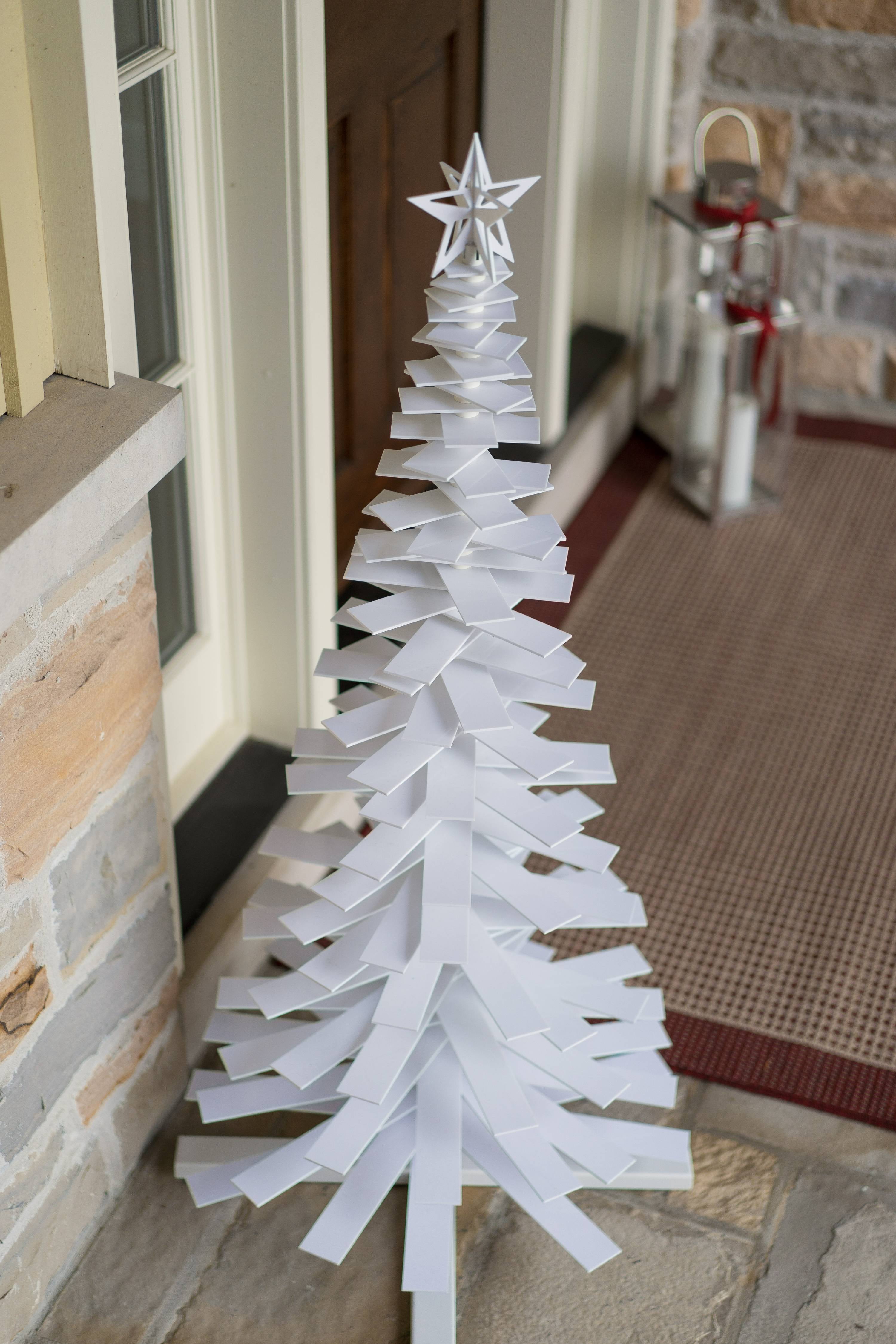 Veradek Indoor/Outdoor Modern Spiral Christmas Tree White