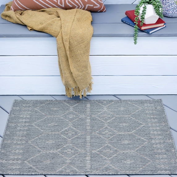 Veranda Contemporary 2' x 3' Gray and Cream Polypropylene Outdoor Area Rug