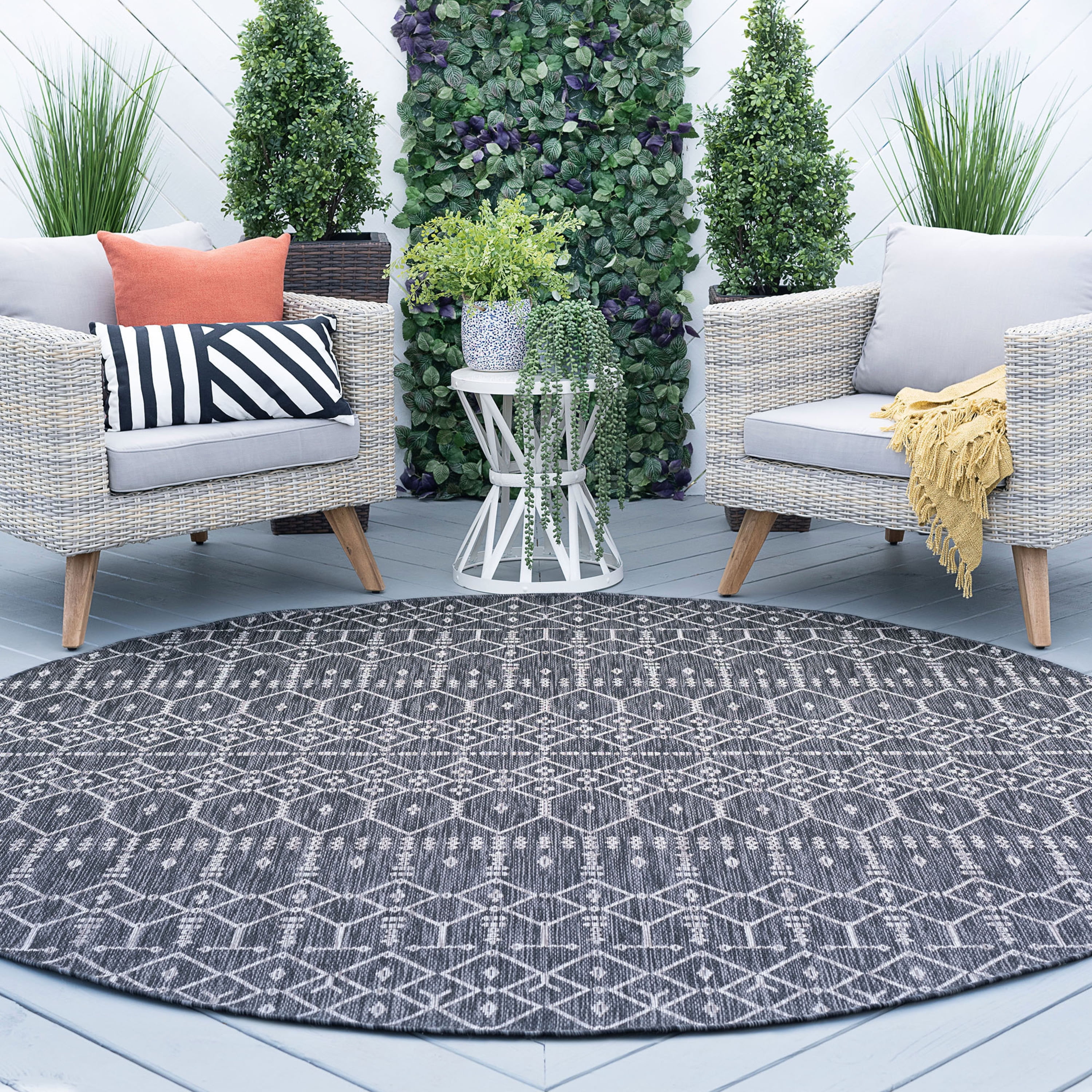 Veranda Contemporary 5' Round Charcoal and Light Gray Polypropylene Outdoor Area Rug