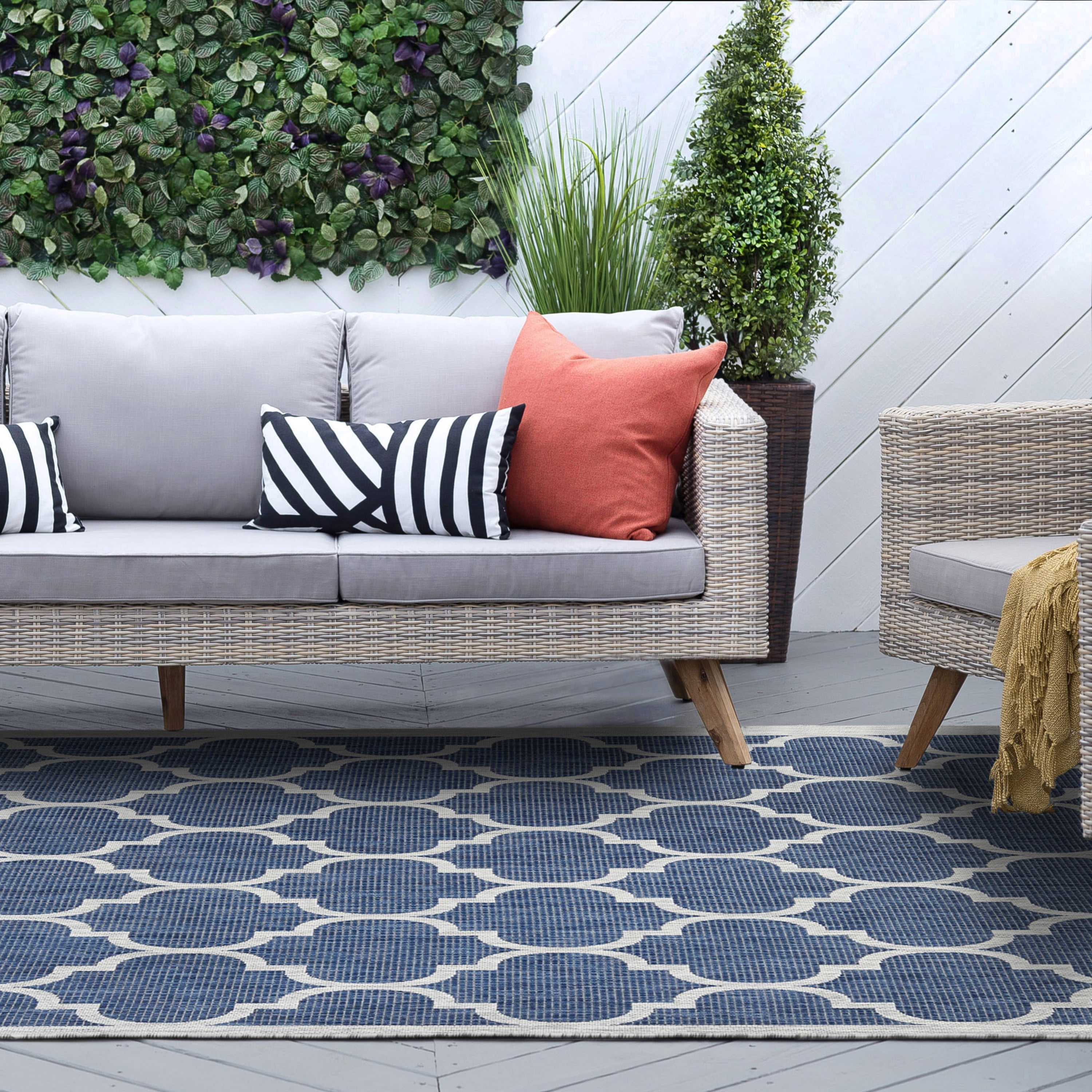 Veranda Contemporary 5' x 7' Navy and Light Gray Polypropylene Outdoor Area Rug