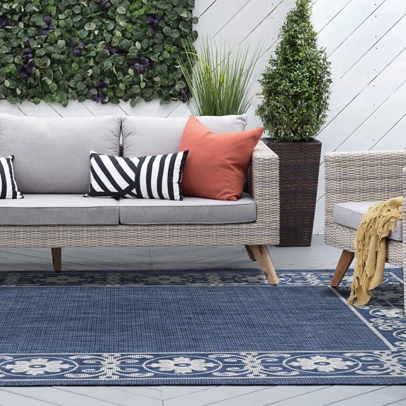 Veranda Traditional 5' x 7' Navy and Light Gray Polypropylene Outdoor Area Rug