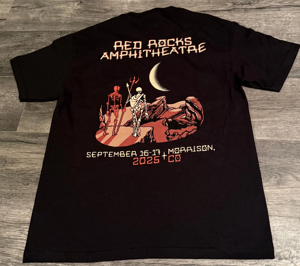T-shirt Sturgill Simpson Johnny Blue Skies Red Rocks - Gildan 5000, Tailles S à 5XL, Neuf