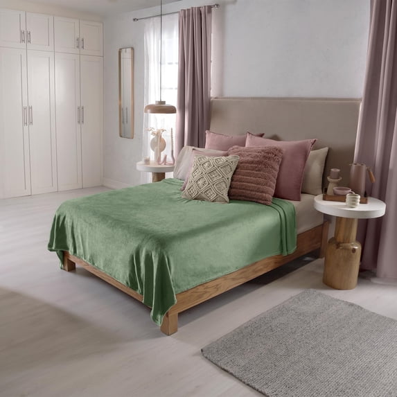 Vianney Sabia King Size Lightweight Fleece Blanket in Sage Green Ultra Soft Cozy Throw for Couch or Bed Year-Round Comfort and Breathable Warmth