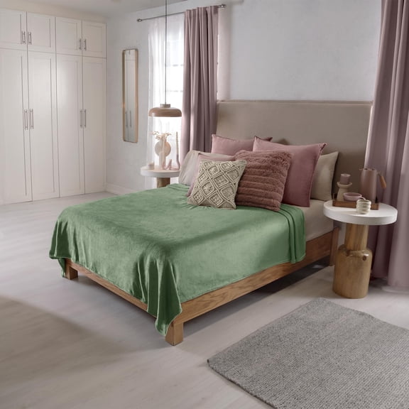 Vianney Sabia Queen Size Lightweight Fleece Blanket in Sage Green Ultra Soft Year-Round Comfort Cozy Throw for Couch or Bed
