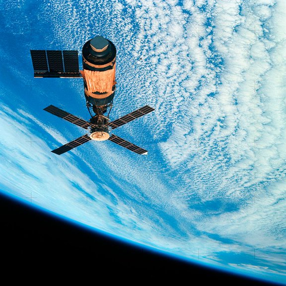 View of Skylab Space Station cluster in Earth Orbit Poster Print - NASA (24 x 24)