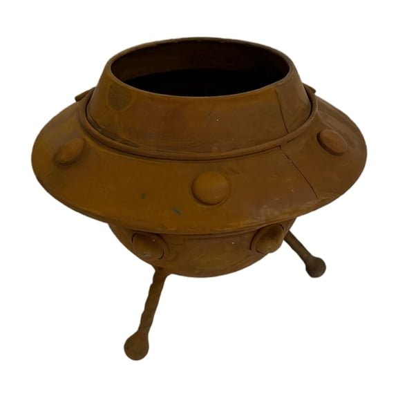 Vintage Style Metal Spaceship Planter for Outdoor Garden Lawn Patio Decoration with Unique Weathered Finish and Tripod Base