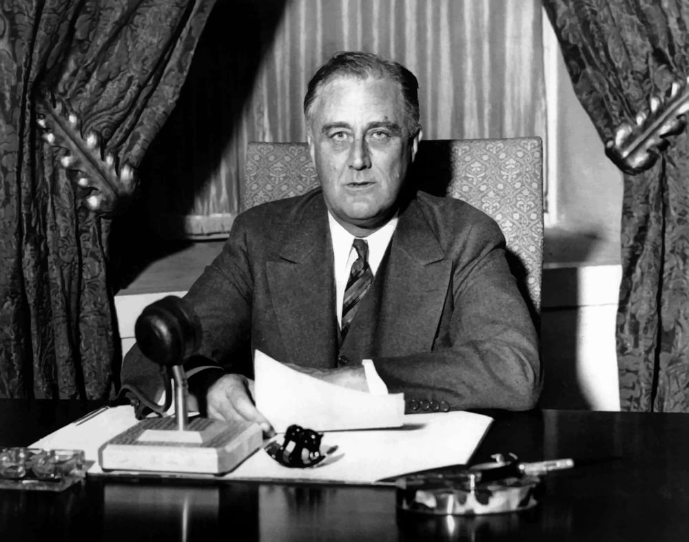 Vintage World War Two photo of President Franklin Delano Roosevelt sitting at his desk Canvas Art - John ParrotStocktrek Images (16 x 13)
