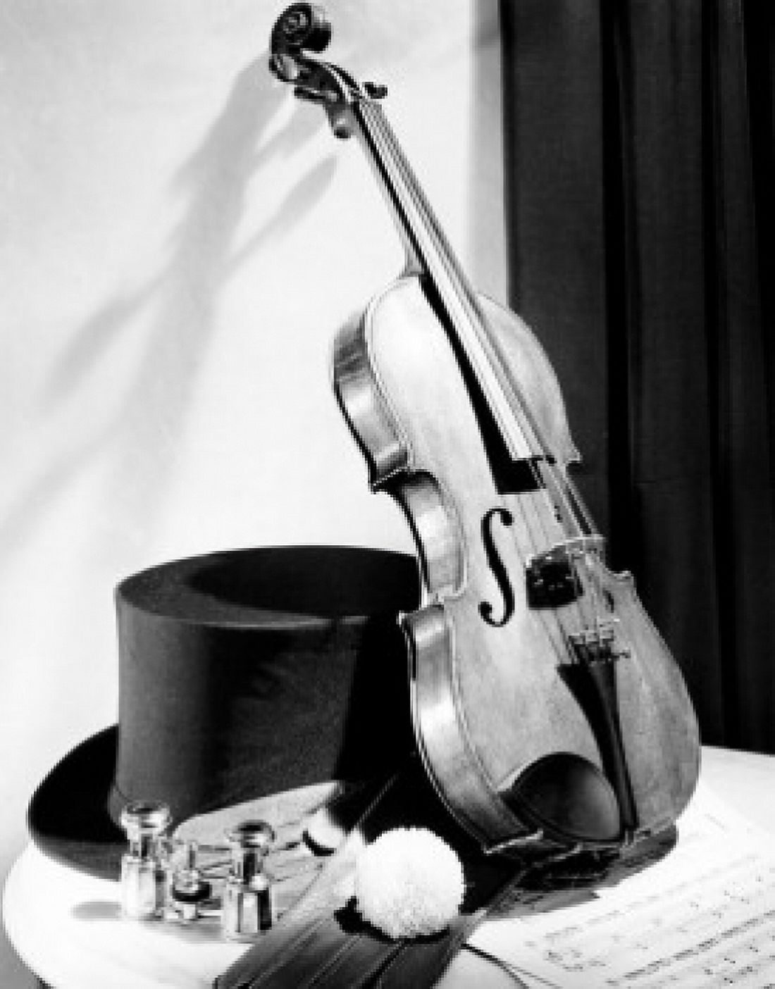 Violin with a hat on a table Canvas Art - (18 x 24)