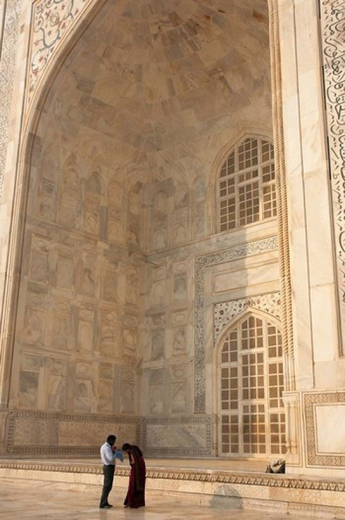 Visitors dwarfed by the Taj Mahal Agra Uttar Pradesh India Canvas Art - Inger Hogstrom DanitaDelimont (24 x 36)