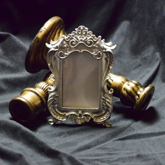 Voiceine European Style Decorative Picture Frame Creative Tiny Picture Frame for Tabletop Vintage Resin Photo Holder Home Decor Picture Frame for Bedroom Desk