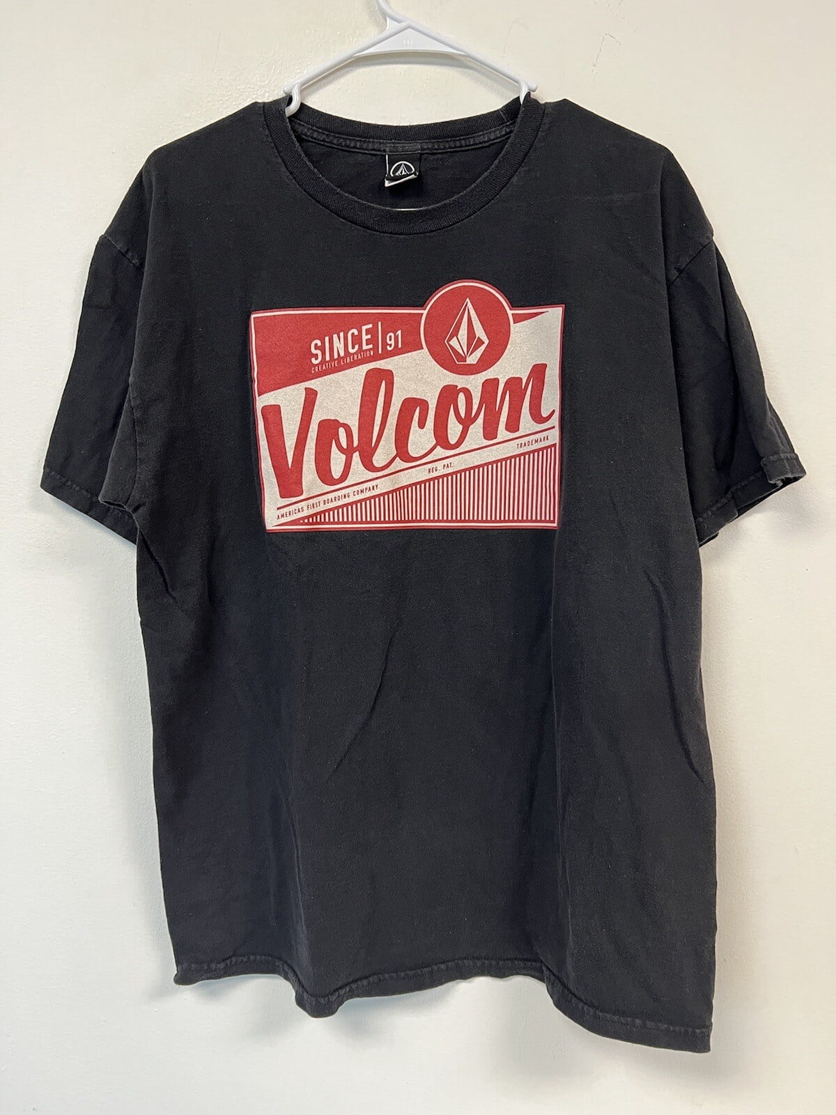 Volcom Graphic T Shirt Mens Size Large Black Short Sleeve Red Logo Surf Skate