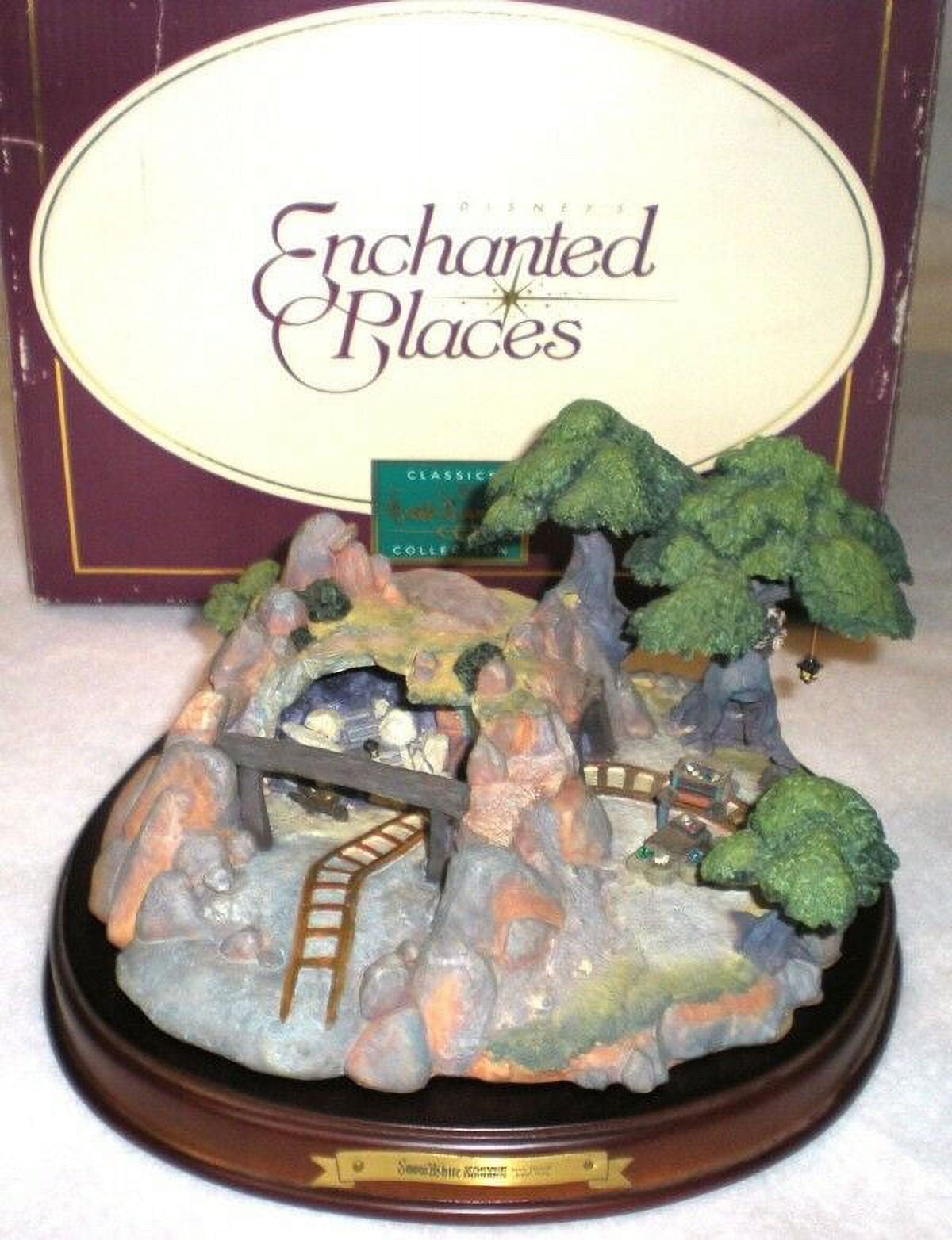 Disney Classics Snow White and the Seven Dwarfs Jewel Mine Figure