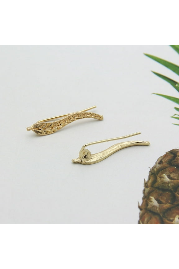 1 Pair Chic Leaf Ear Climbers Delicate Fashion Crawler Cuff Earrings Jewelry for Women (Golden)