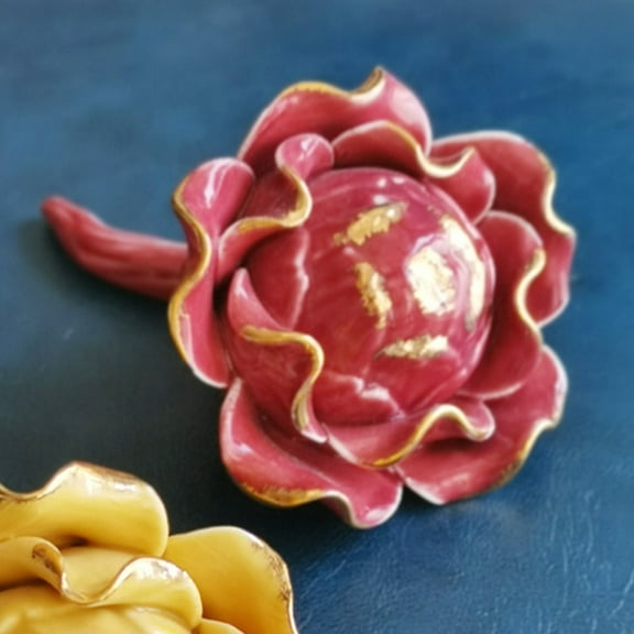 SEWCHICS Ceramic Flower Red Gold Rim 1Pcs