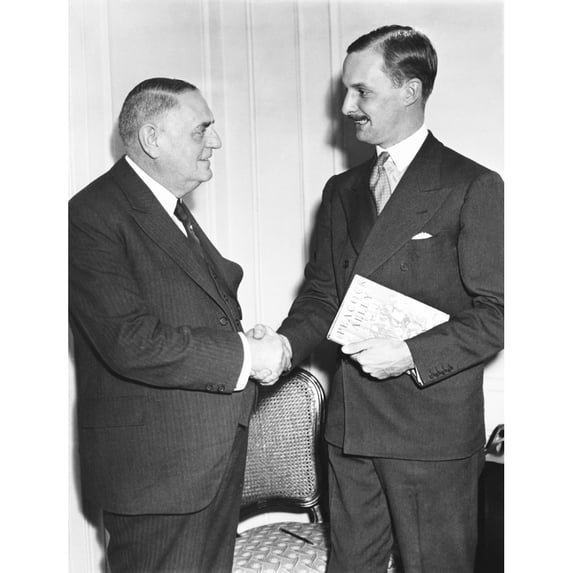 Waldorf Astor (Right) History (18 x 24)