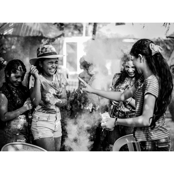 Wall Art Impressions 32x24in Photographic Print Poster Play Children Summer Freedom Birthday Happiness