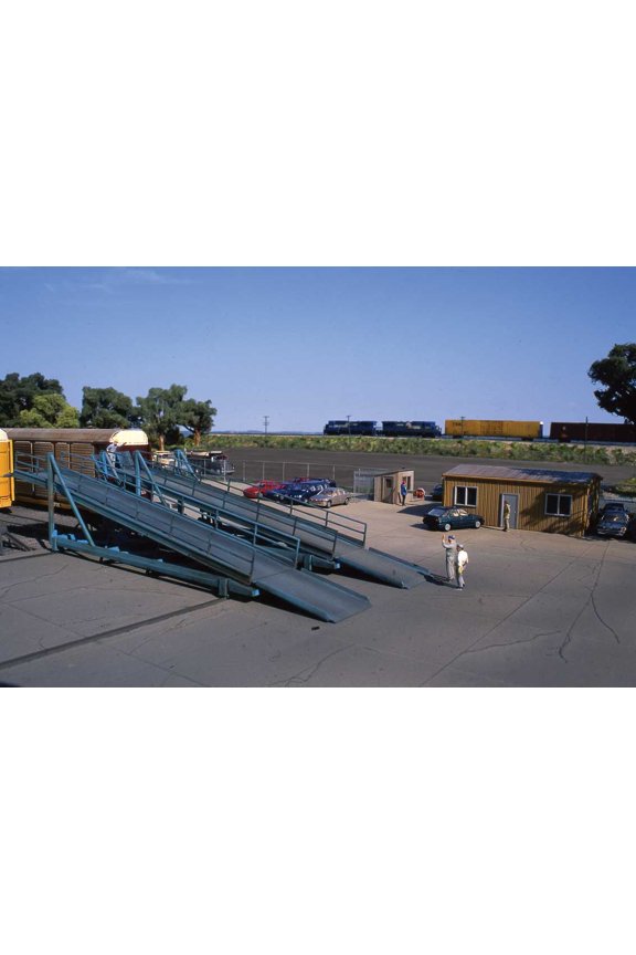 HO Scale Building/Structure Kit Auto Transloading Terminal