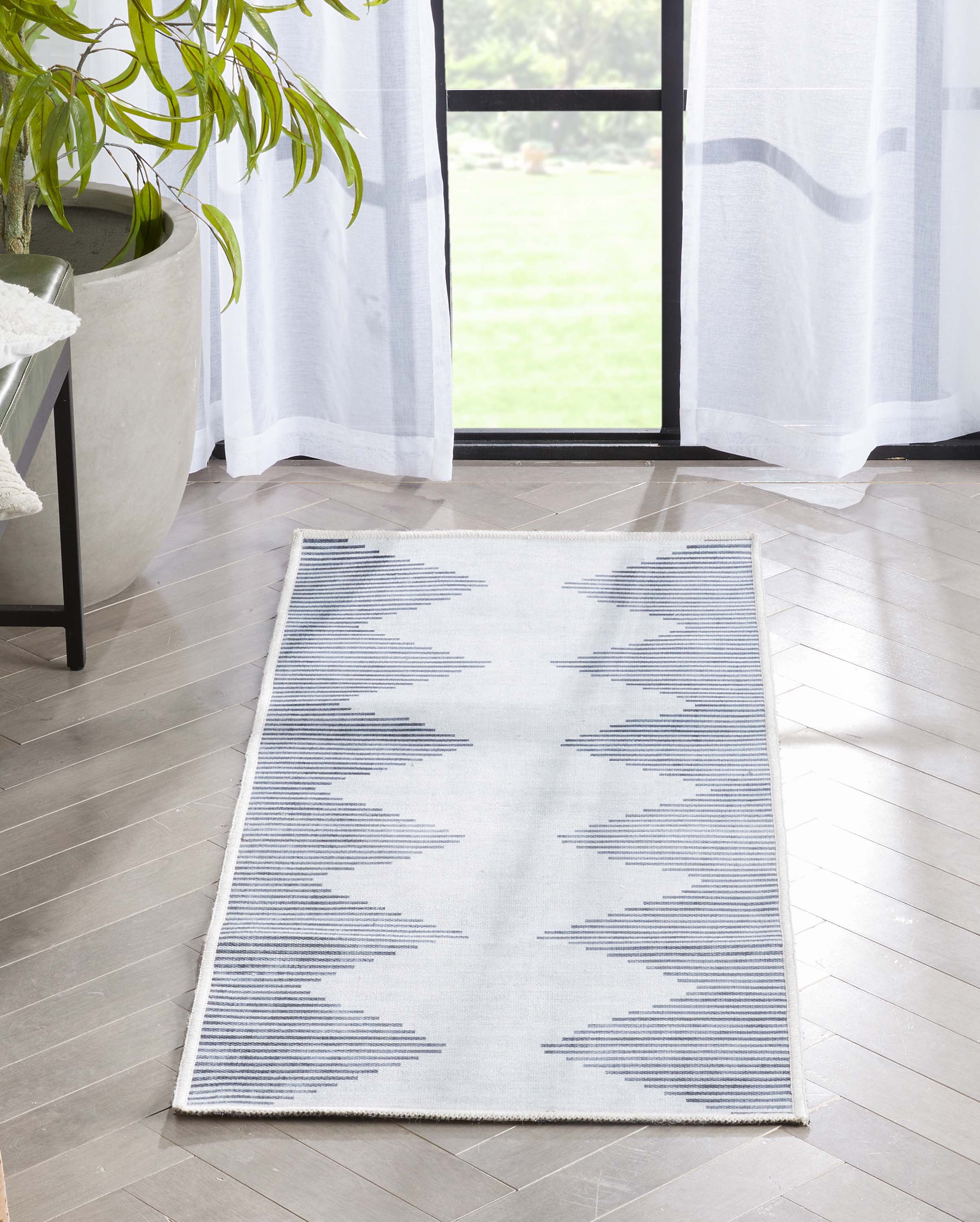 Apollo Bree Ivory and Gray Polyester Chenille 2' x 5' Runner Rug
