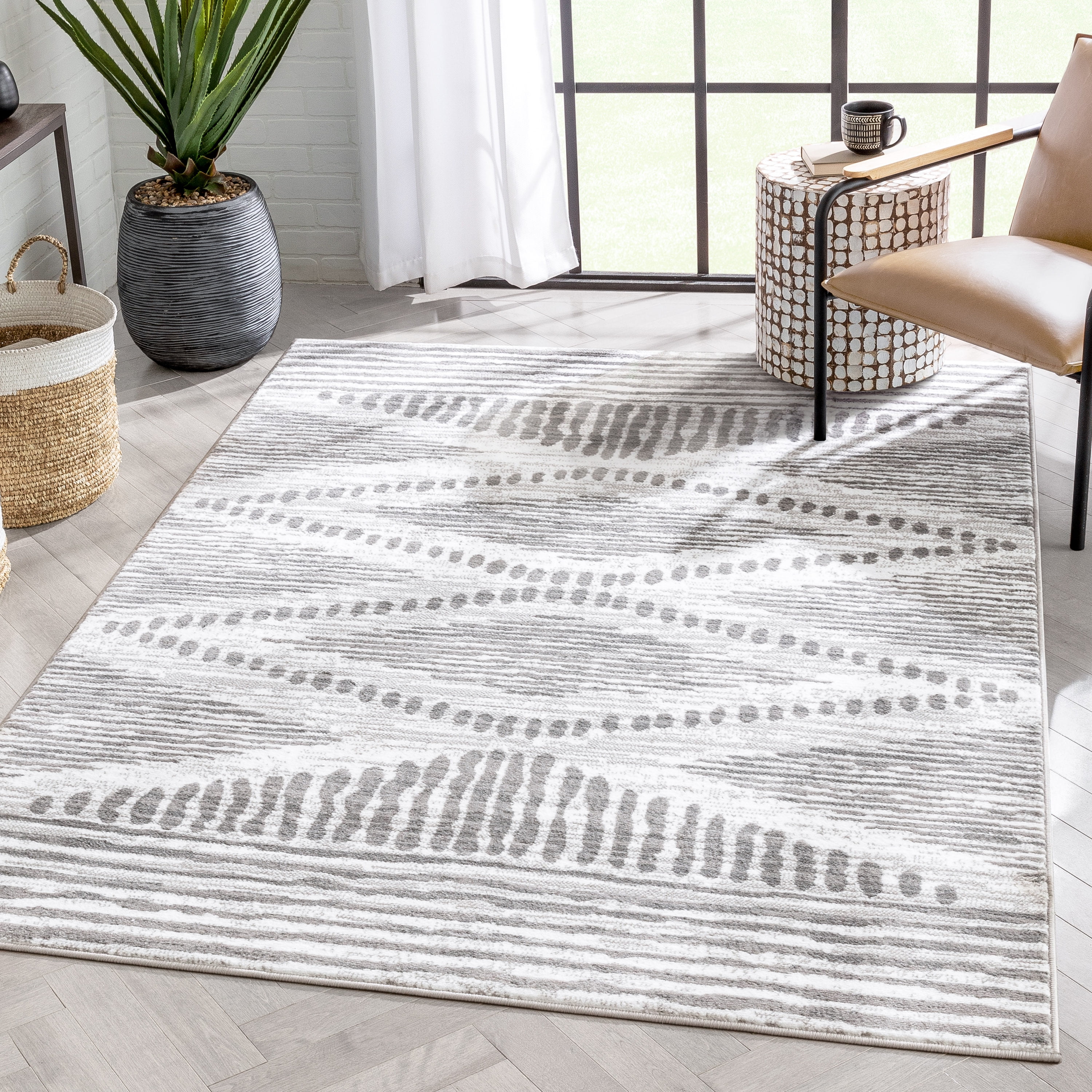 Ivory Grey Diamond Pattern Reversible Synthetic Area Rug 5' x 7'