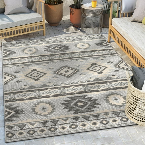 Well Woven Mamba Grey Southwestern Indoor/Outdoor High-Low Pile Area Rug 3'11" x 5'3"