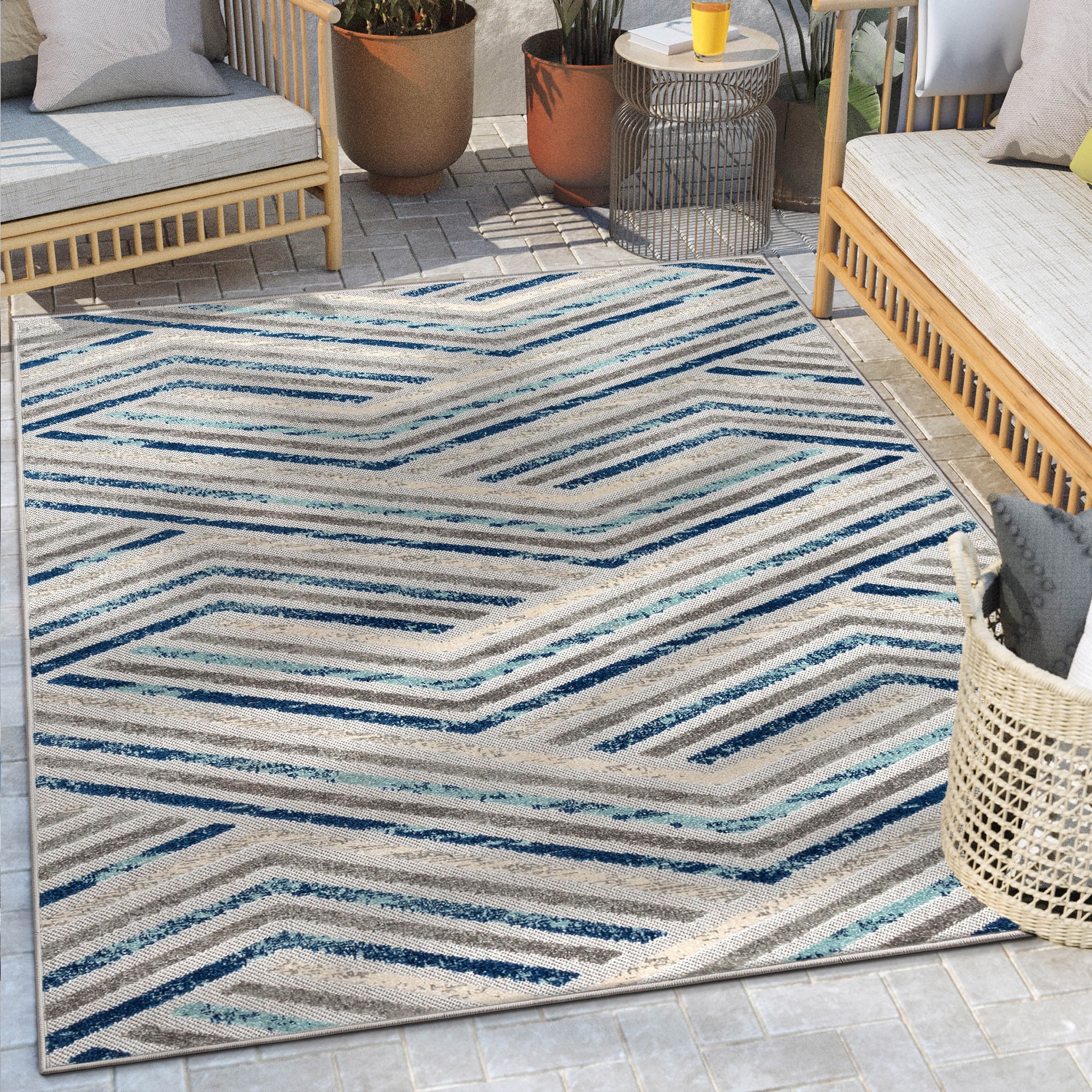 Reversible Grey Blue Geometric Synthetic 5' x 7' Area Rug