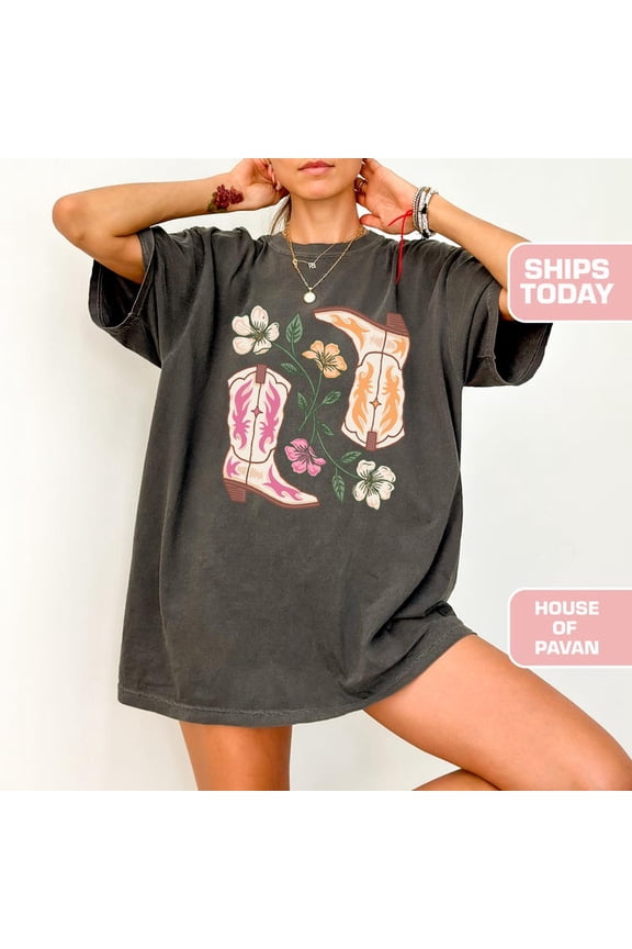 Western Graphic Tee, Yeehaw Cowgirl Oversized Shirt for Women, Vintage Rodeo T-Shirt Boho Cowboy Aesthetic Top
