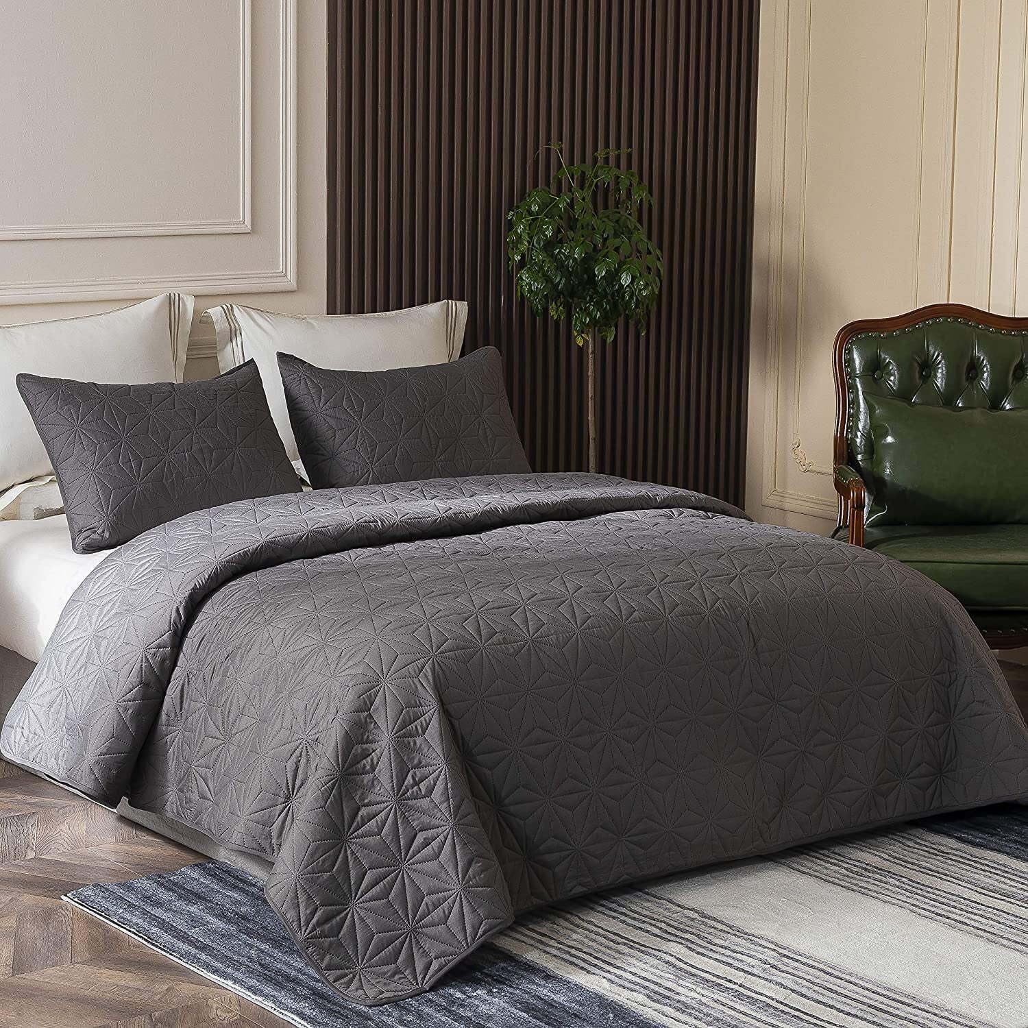 Whale Flotilla Microfiber California King (104x112 inches) Quilt Set