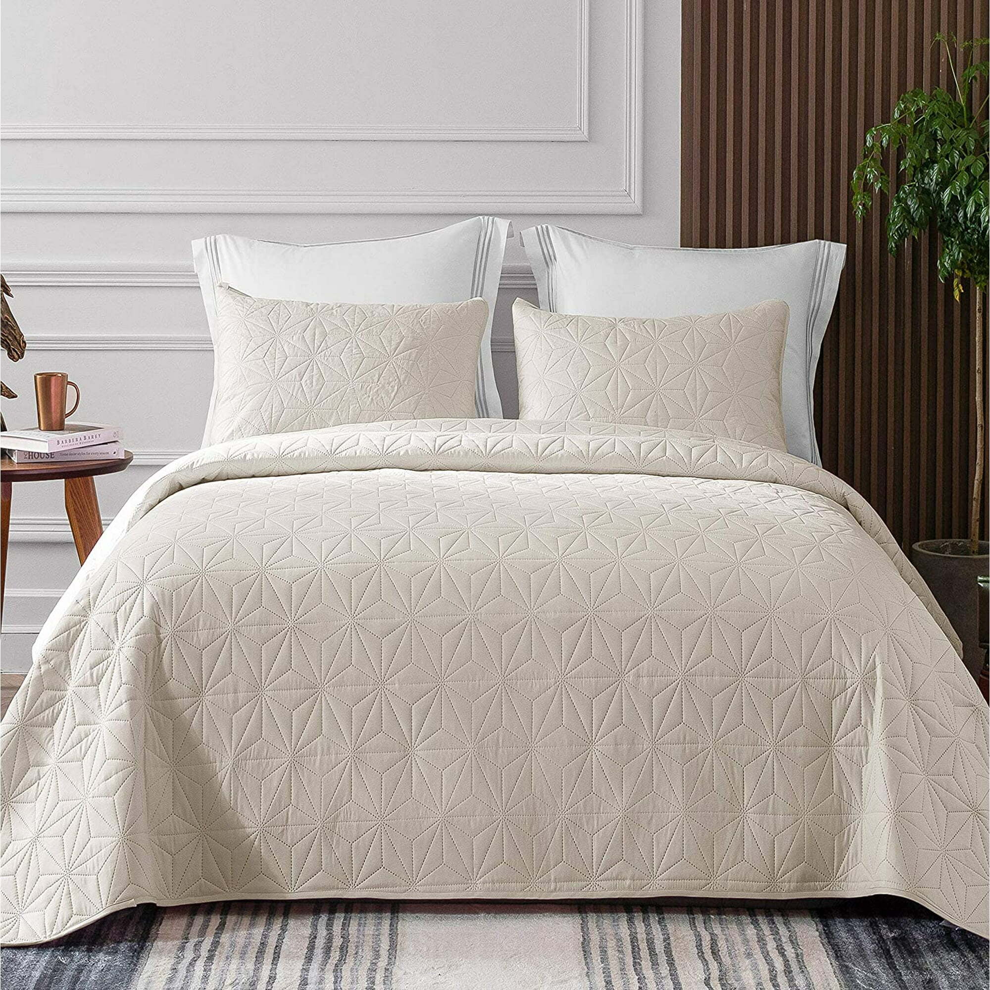 Whale Flotilla Microfiber Queen Size (96x90 inches) Quilt Set