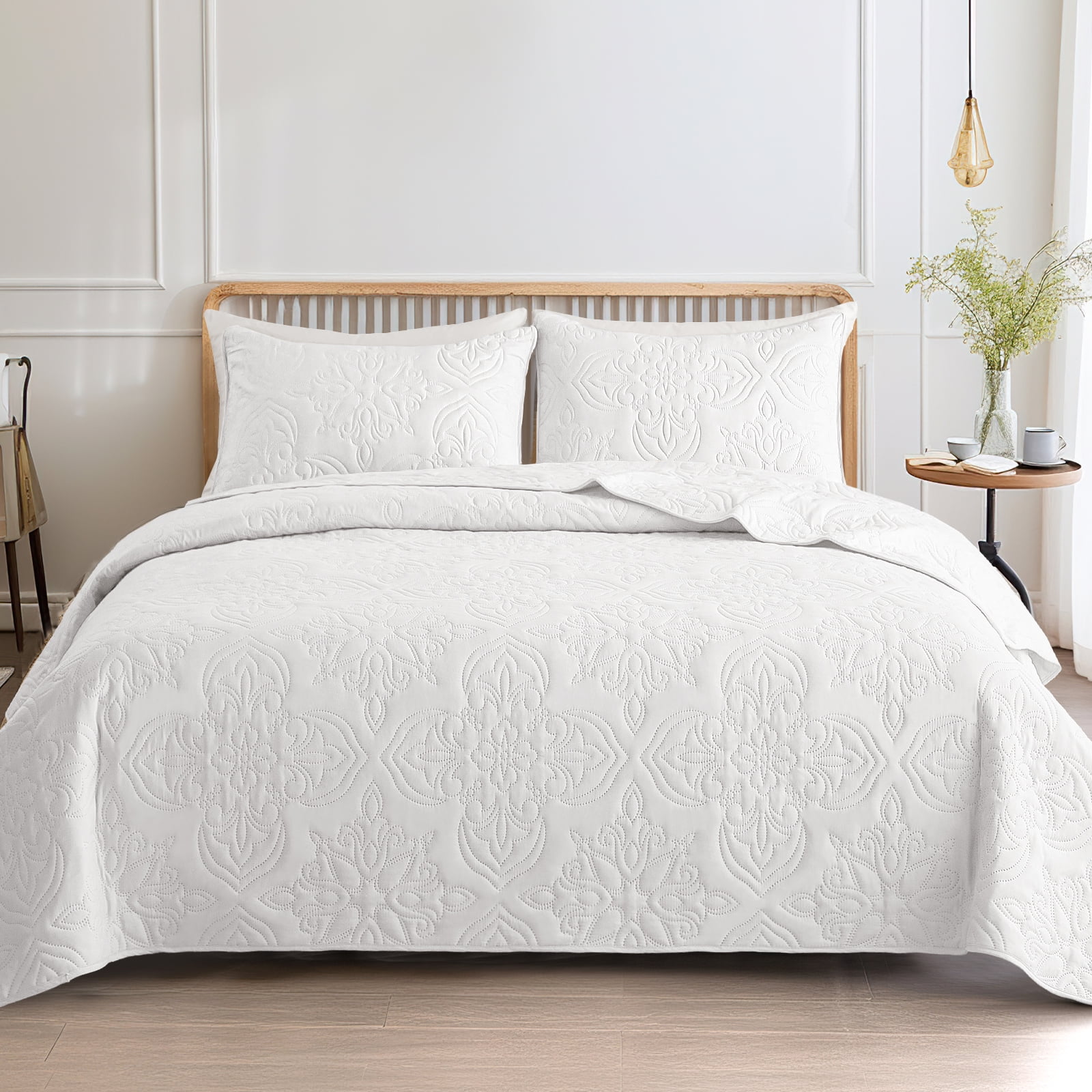 Elegant White Microfiber Queen Quilt Bedding Set with Floral Pattern