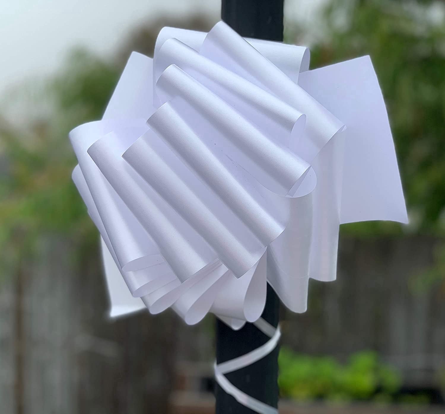 GiftWrap Etc. 8" White Pull Bows Bulk Pack – Set of 100, 4th of July, America 250 Anniversary, Wedding Decor, Reception, Event Decoration, Birthday, Big Bows for Trees, Fences, School Graduation