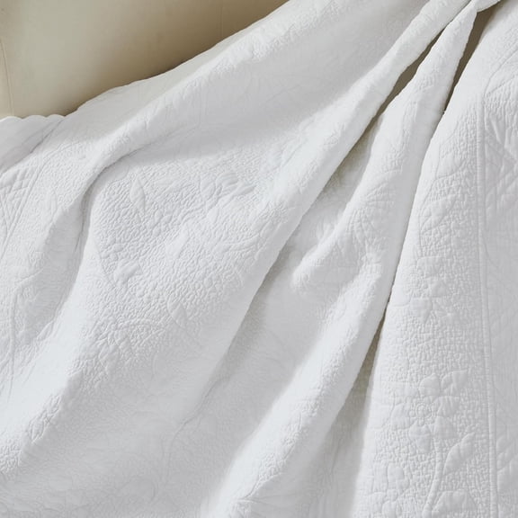 White Scalloped Edge Quilt Cotton 47 X 60 Inch Quilted Throw Blanket for Bed Couch Daybed Decorative Throw Blankets