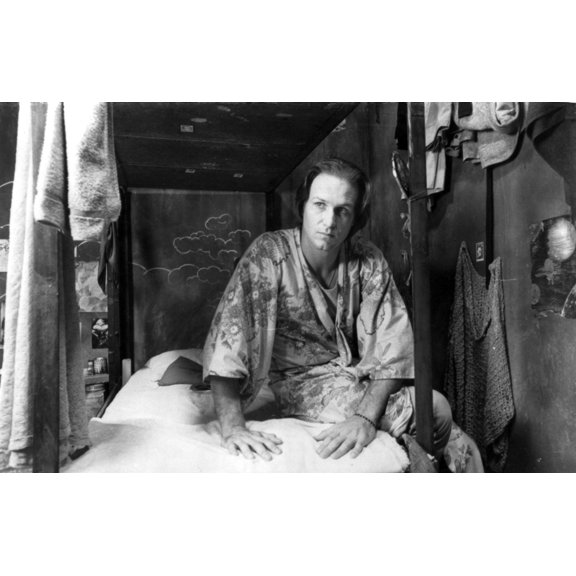 William Hurt on a bed Photo Print (8 x 10)