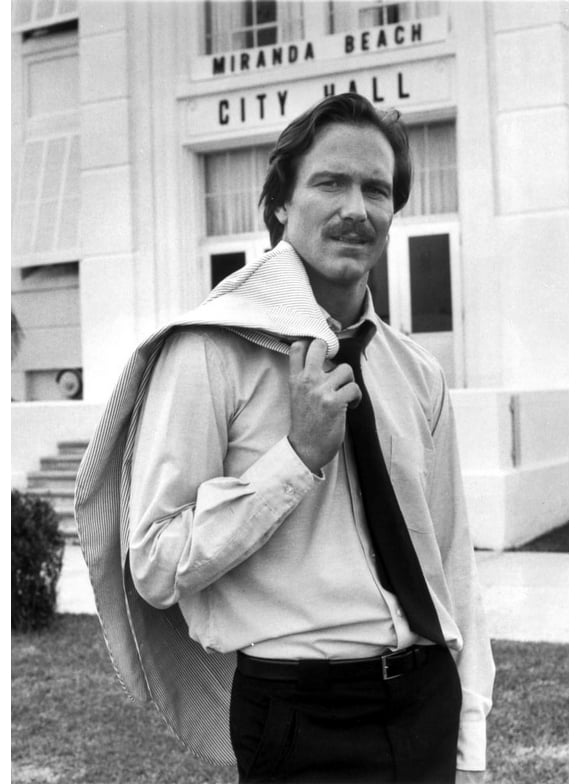 William Hurt with a jacket over his shoulder Photo Print (24 x 30)