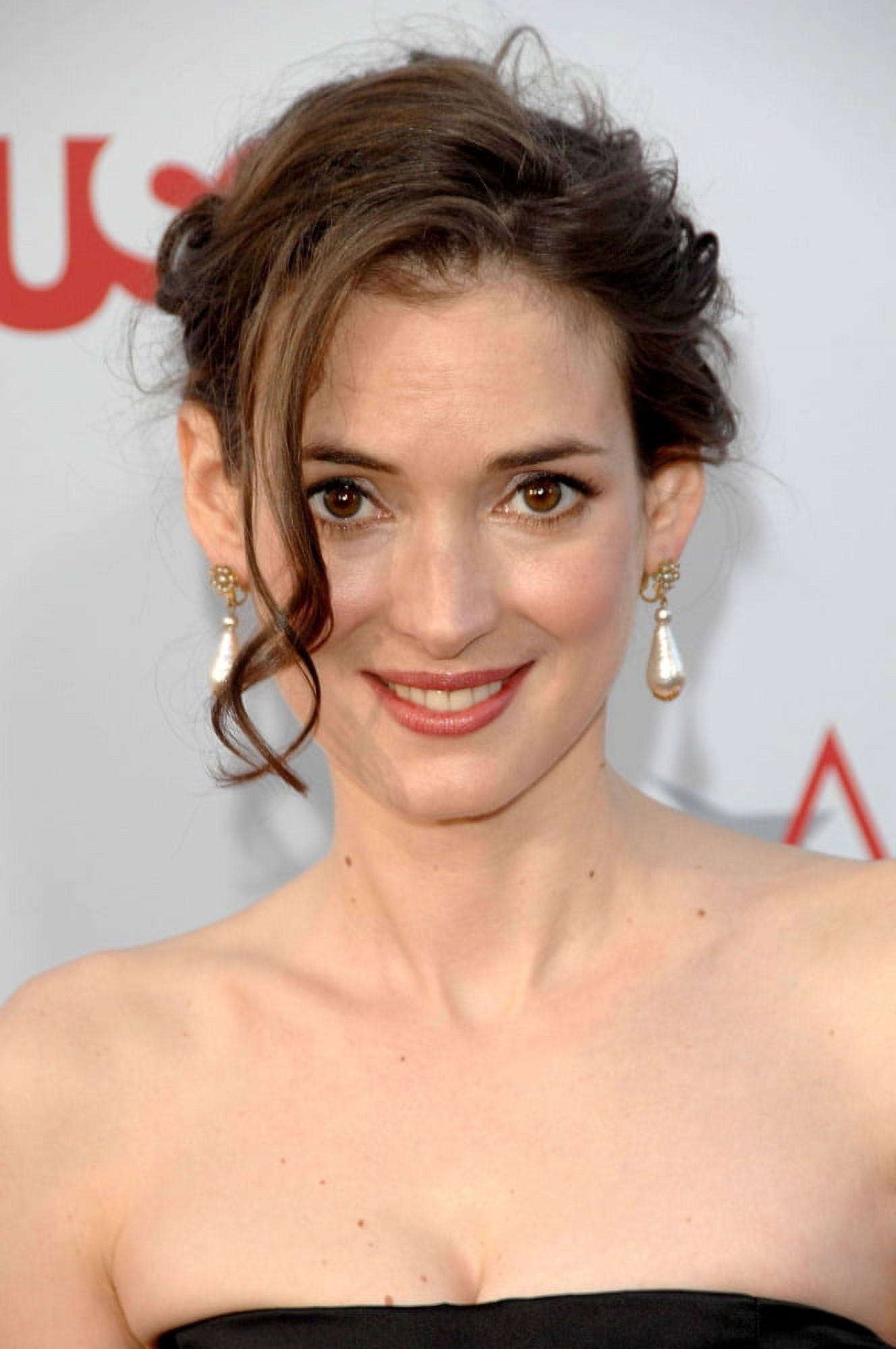 Winona Ryder At Arrivals For The 35Th Afi Life Achievement Award And Tribute Dinner For Al Pacino Canvas Art - (16 x 20)