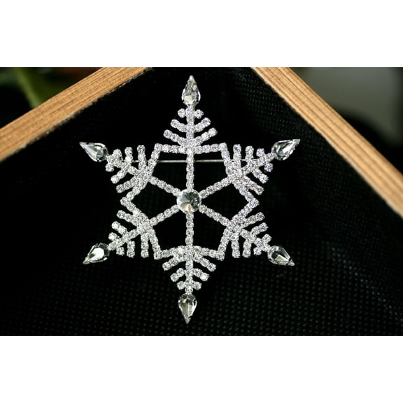 Winter Wonderland Large Christmas Snowflake Brooch clear silver Rhinestones pin, Winter Holiday Xmas Star Jewelry Gift