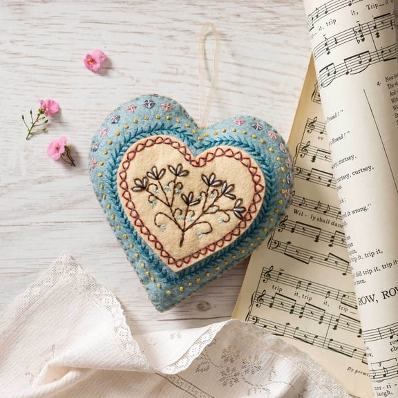 Wizardi Felt Craft Kit - Embroidered Heart EMHRT1F Corinne Lapierre