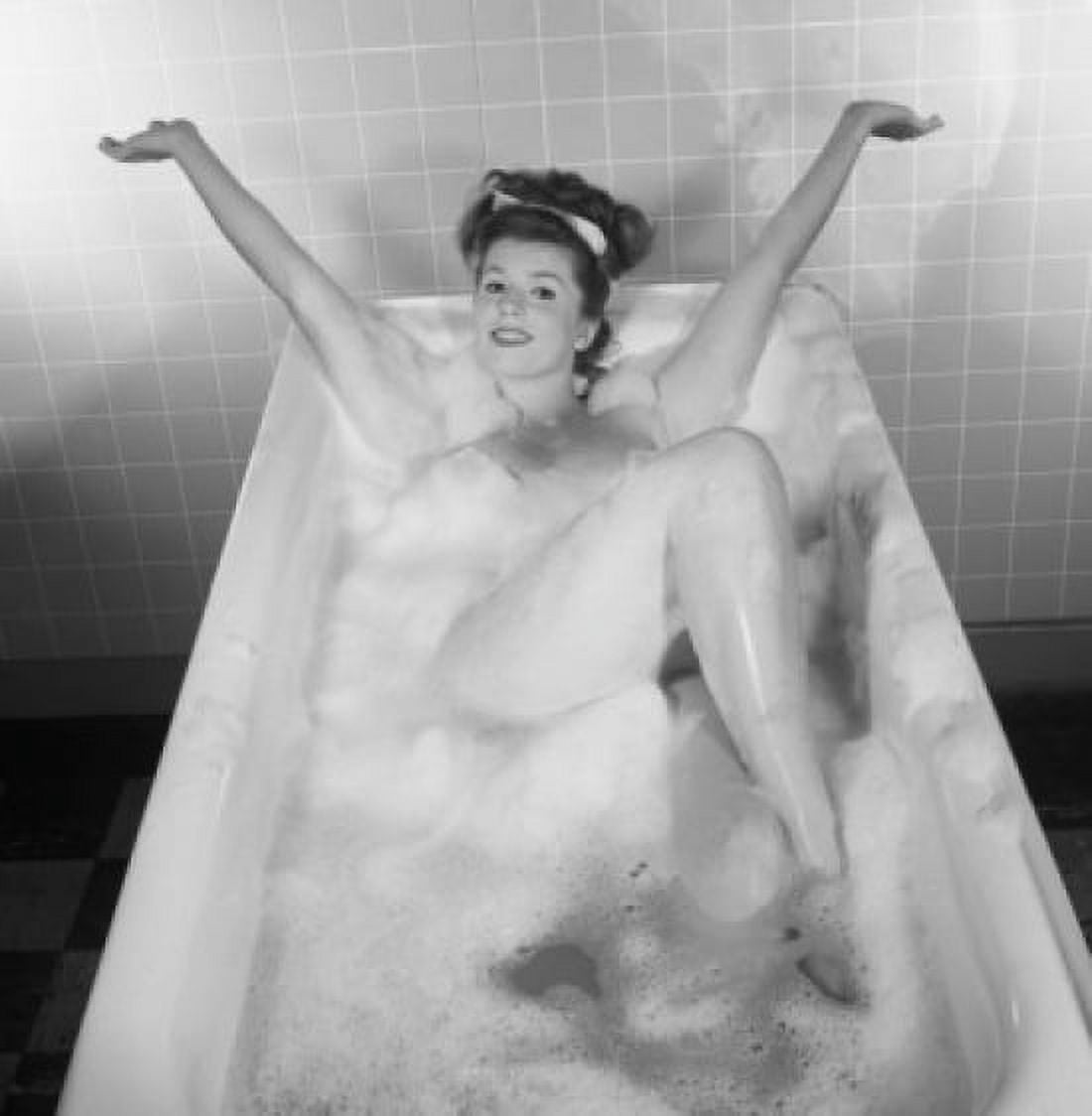 Woman in bathtub Canvas Art - (18 x 24)