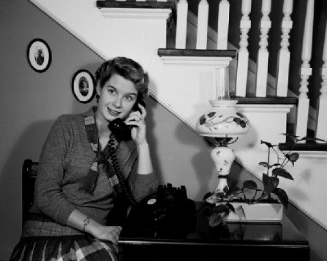 Woman on the phone Canvas Art - (18 x 24)